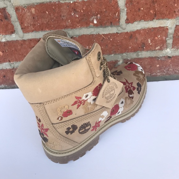 Timberland women 6inch embroidered nat water proof - Picture 2 of 7